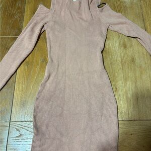 H&M Blush Pink Cold Shoulder Long Sleeve Dress
MUST PAY SHIPPING